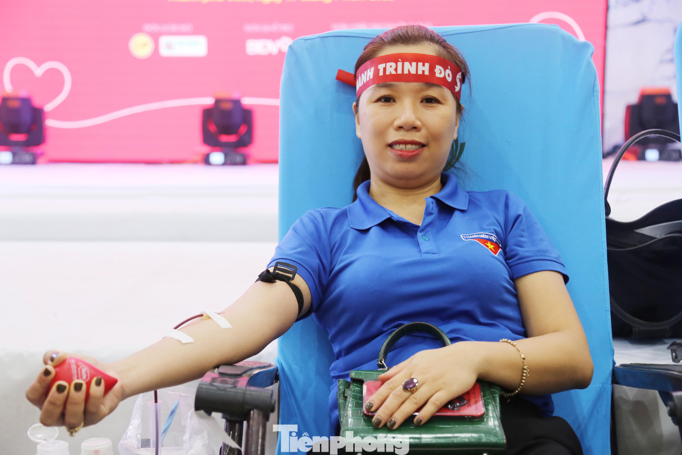 Lê Thị Phương Dung (Chi đoàn Trường Tiểu học Nghi Phú 1) cho biết, đây là lần thứ 13 chị tham gia hiến máu Lê Thị Phương Dung (Chi đoàn Trường Tiểu học Nghi Phú 1) cho biết, đây là lần thứ 13 chị tham gia hiến máu