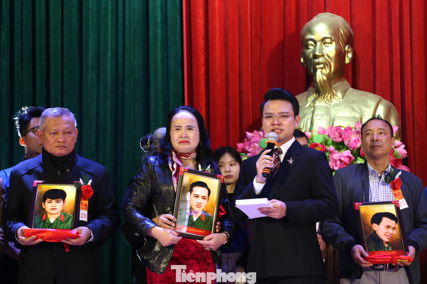 Bà Nguyễn Thị Hoài (con gái liệt sĩ Nguyễn Hùng Vỹ) xúc động: “Trong ký ức, cha tôi là một người rất đẹp trai, rất anh hùng. Cảm ơn chương trình đã cho tôi nhìn thấy gương mặt thật của cha, giống như trong giấc mơ của tôi vậy”.