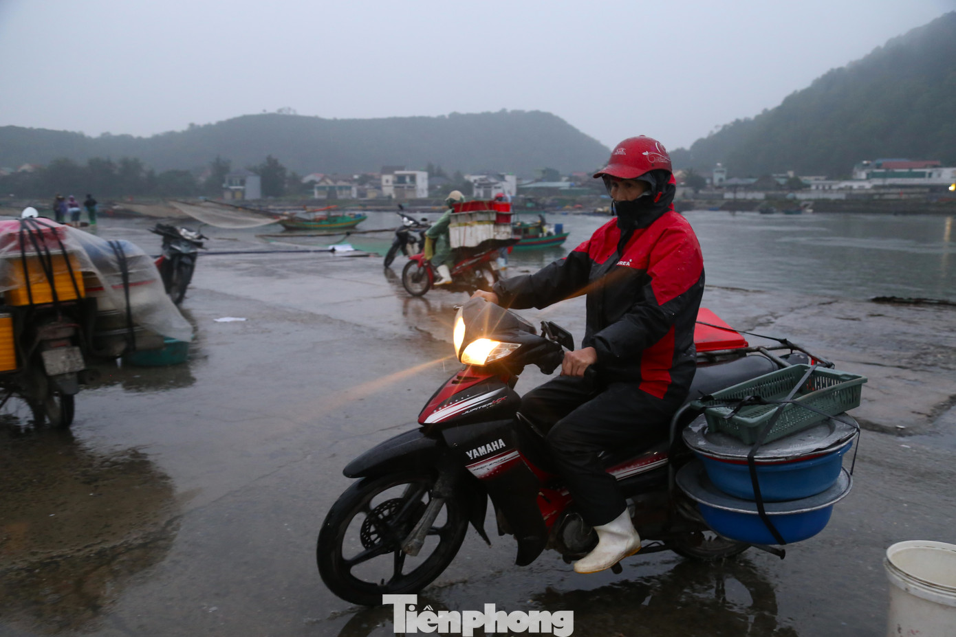 Sau khi mua hàng, tiểu thương gói ghém lên xe máy rồi mang đi các chợ trên địa bàn để tiêu thụ.