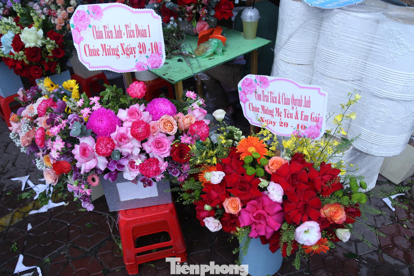 Hiện một giỏ hoa bình dân nhất cũng ở mức giá 200.000 - 300.000 đồng, còn một giỏ hoa tươm tất phải ở mức từ 400.000 - 600.000 đồng, riêng đối với những giỏ hoa cắm theo yêu cầu đặc biệt của khách thì phải tiền triệu trở lên.