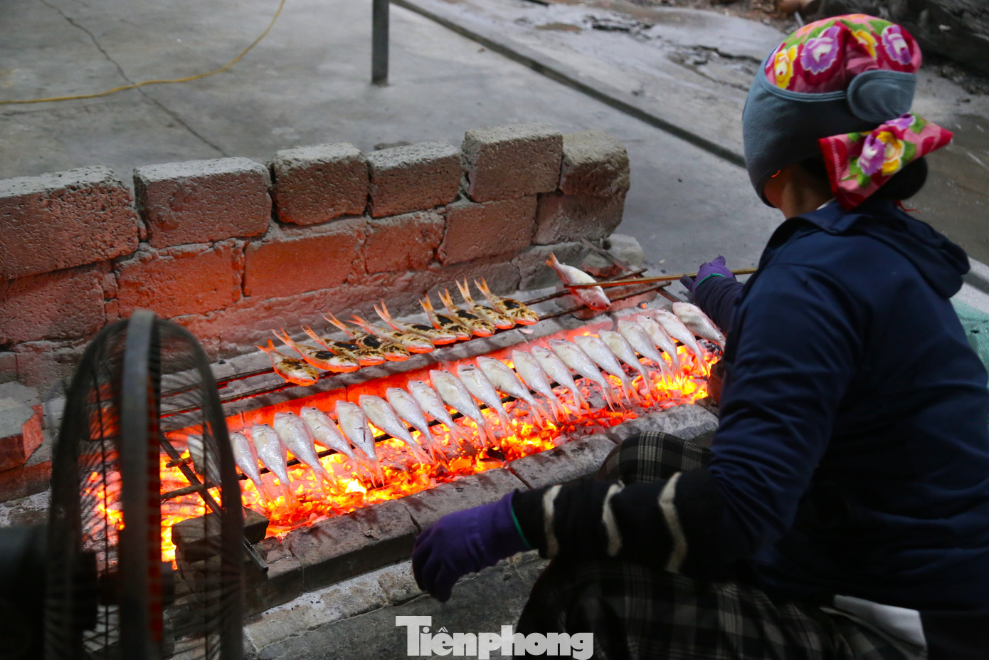 “Nghề này tuy vất vả, ngày nào cũng lấm lem than khói, làm từ tinh mơ đến tối mịt nhưng mang lại thu nhập ổn định cho các gia đình. Những lao động làm thuê cũng có mức thu nhập khá”, chị Nguyễn Thị Lý (thợ nướng cá) nói và cho biết nhân công làm cho các cơ sở nướng cá được trả công từ 250.000 – 400.000 đồng mỗi ngày.