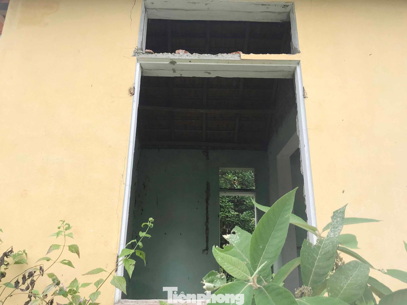 Thời điểm công trình thủy điện Bản Vẽ khởi công, chính quyền địa phương đã tổ chức họp dân hỏi ý kiến về địa điểm tái định cư. Thời điểm này có 2 phương án được đưa ra, một là di dời về huyện Thanh Chương hoặc đến những khu vực quanh bản cũ như Khe Ò, Khe Chóng. Nếu di dời về huyện Thanh Chương, người dân sẽ phải đến nơi cách chỗ ở cũ khoảng 200km, xa quá nên không ai muốn đi. Cũng vì thế, họ đành chọn nơi đây. Thời điểm công trình thủy điện Bản Vẽ khởi công, chính quyền địa phương đã tổ chức họp dân hỏi ý kiến về địa điểm tái định cư. Thời điểm này có 2 phương án được đưa ra, một là di dời về huyện Thanh Chương hoặc đến những khu vực quanh bản cũ như Khe Ò, Khe Chóng. Nếu di dời về huyện Thanh Chương, người dân sẽ phải đến nơi cách chỗ ở cũ khoảng 200km, xa quá nên không ai muốn đi. Cũng vì thế, họ đành chọn nơi đây.