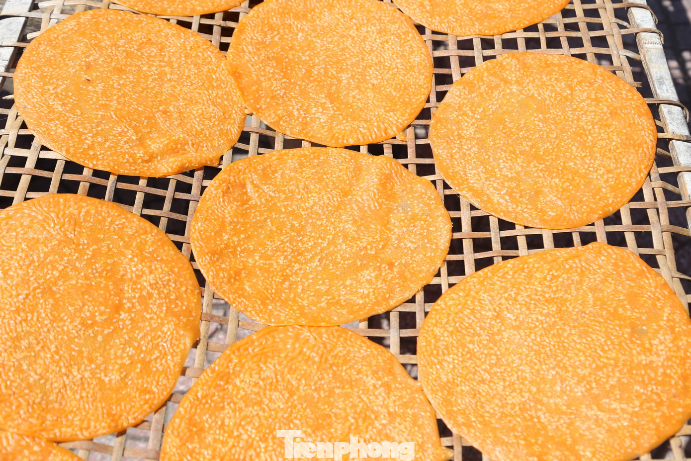 Cùng sản phẩm bánh đa vừng đen truyền thống, một số dân ở làng nghề Vĩnh Đức còn sản xuất bánh đa gấc, bánh đa khoai lang tím. Các loại bánh có màu sắc, mẫu mã đẹp, giá thành sản xuất cao hơn nên có giá bán cao gấp 1,5 lần so với bánh đa vừng đen.