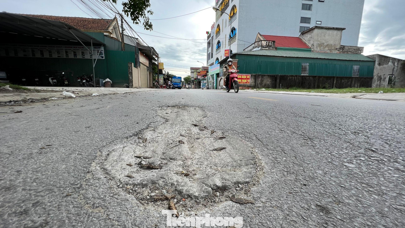 Có những hố sụt được người dân gia cố bằng xi măng nhưng cũng đã bong tróc nham nhở