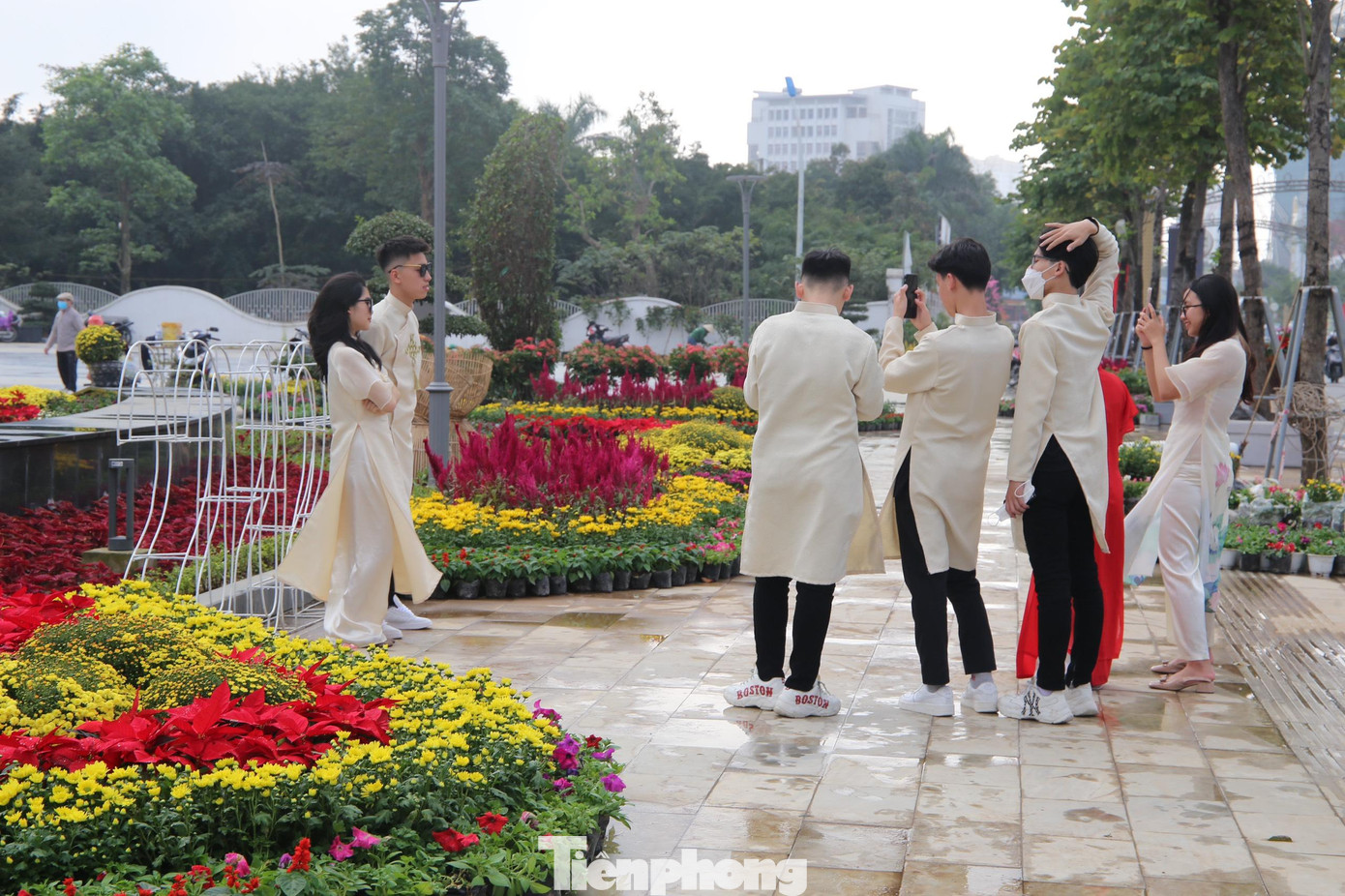 Nhóm bạn trẻ xúng xính trong bộ áo dài cách tân cùng lưu giữ khoảnh khắc ngày Xuân.