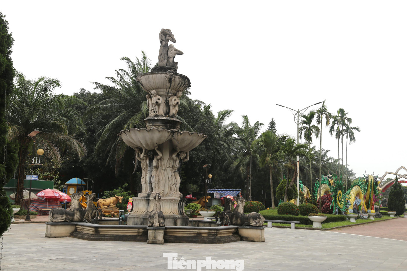 Dọc đường Song Long dẫn vào các khu vui chơi giải trí ngoài trời, từ cổng chào, linh vật, đài phun nước, tàu lượn,… cho đến những chiếc ghế dừng nghỉ cũng in dấu thời gian, sờn phai, bong tróc.