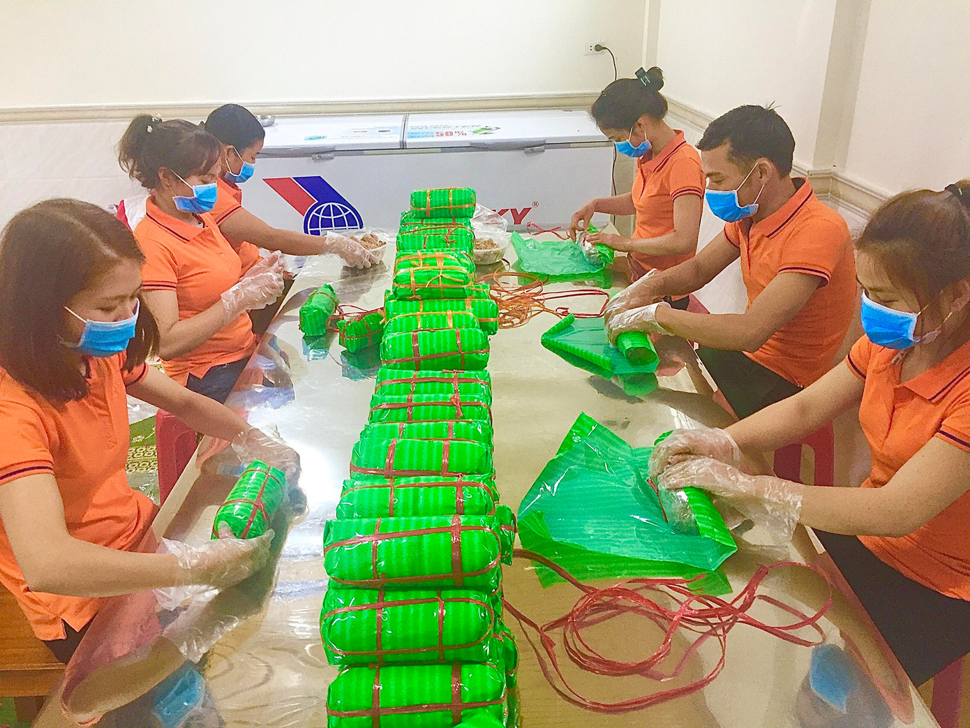 Xưởng làm giò bê nhà anh Lâm tạo việc làm cho 11 lao động tại địa phương với thu nhập từ 300.000 - 500.000 đồng/ngày. Xưởng làm giò bê nhà anh Lâm tạo việc làm cho 11 lao động tại địa phương với thu nhập từ 300.000 - 500.000 đồng/ngày.