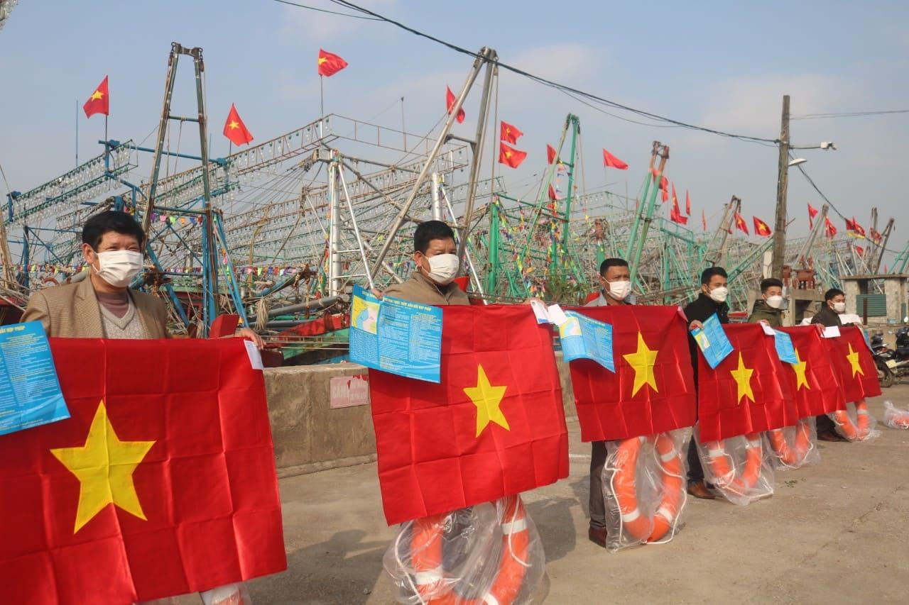 Những lá cờ Tổ quốc này sẽ được ngư dân thay thế cho những lá cờ trên tàu cá đã phai màu, sờn rách bởi gió mưa, nắng bão trong những chuyến vươn khơi khai thác hải sản, bảo vệ chủ quyền đất nước. Những lá cờ Tổ quốc này sẽ được ngư dân thay thế cho những lá cờ trên tàu cá đã phai màu, sờn rách bởi gió mưa, nắng bão trong những chuyến vươn khơi khai thác hải sản, bảo vệ chủ quyền đất nước.