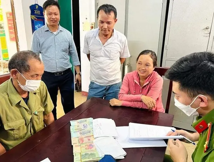 Ông Bình nhận lại số tiền bị đánh rơi