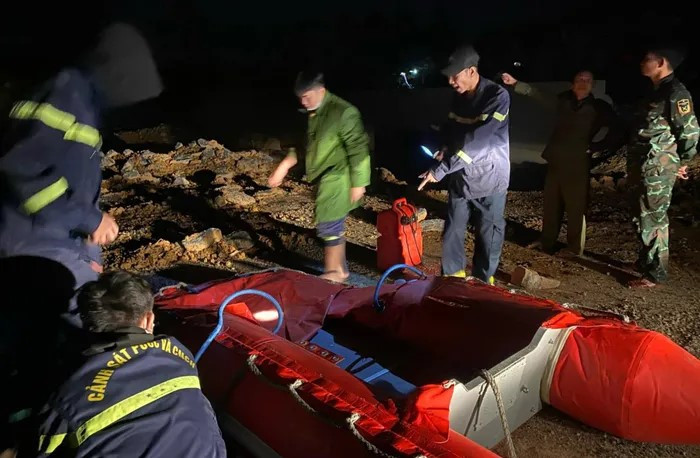 Lực lượng chức năng tìm kiếm các nạn nhân trong đêm. Lực lượng chức năng tìm kiếm các nạn nhân trong đêm.