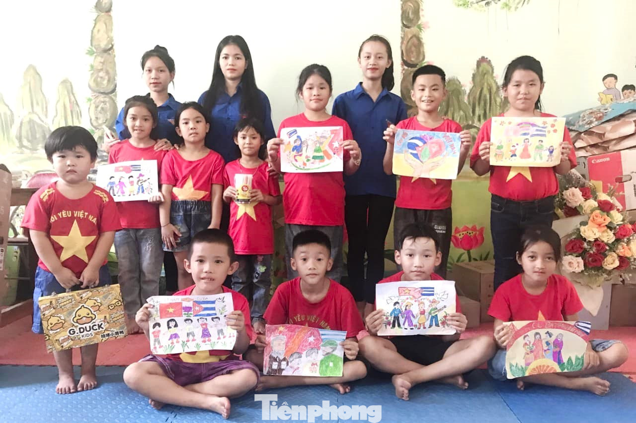 “Ngay từ khi cuộc thi được phát động, Hội đồng Đội tỉnh đã chỉ đạo 100% Hội đồng Đội các huyện, thành, thị đẩy mạnh công tác tuyên truyền, hướng dẫn các em thiếu nhi tích cực tham gia cuộc thi. Đến thời điểm hiện tại, Nghệ An có hơn 300 bài dự thi, tiêu biểu tại các đơn vị: Nam Đàn, Đô Lương, Yên Thành, Thanh Chương, Quế Phong,...”, anh Trần Linh chia sẻ. “Ngay từ khi cuộc thi được phát động, Hội đồng Đội tỉnh đã chỉ đạo 100% Hội đồng Đội các huyện, thành, thị đẩy mạnh công tác tuyên truyền, hướng dẫn các em thiếu nhi tích cực tham gia cuộc thi. Đến thời điểm hiện tại, Nghệ An có hơn 300 bài dự thi, tiêu biểu tại các đơn vị: Nam Đàn, Đô Lương, Yên Thành, Thanh Chương, Quế Phong,...”, anh Trần Linh chia sẻ.