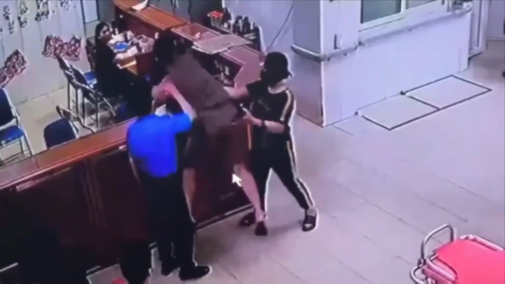 Hình ảnh người đàn ông tấn công nhân viên y tế Hình ảnh người đàn ông tấn công nhân viên y tế