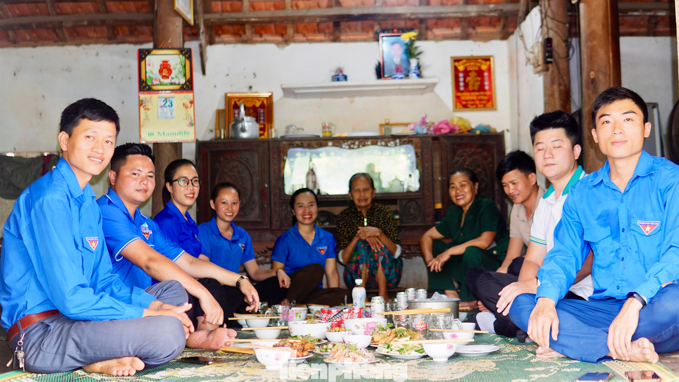 Trong ngôi nhà nhỏ của bà Trần Thị Sơn (trú xóm Hưng Tây, xã Tây Hiếu, thị xã Thái Hòa, Nghệ An), các bạn đoàn viên thanh niên tổ chức nấu bữa cơm nghĩa tình cùng hoạt động khám, phát thuốc. Bà Sơn là cựu TNXP. Hiện bà đang sống một mình.