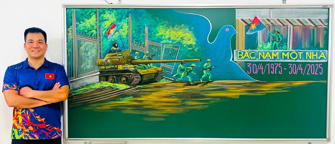 Thầy Hạnh bên tác phẩm của mình