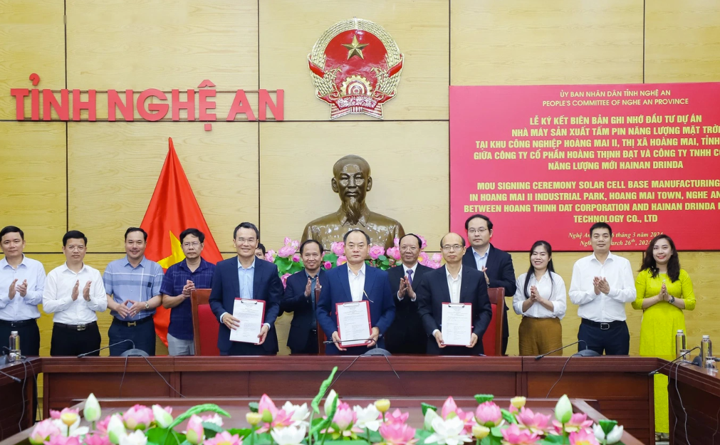 Lễ ký kết biên bản đầu tư dự án nhà máy sản xuất tấm pin năng lượng mặt trời tại Khu Công nghiệp Hoàng Mai II.