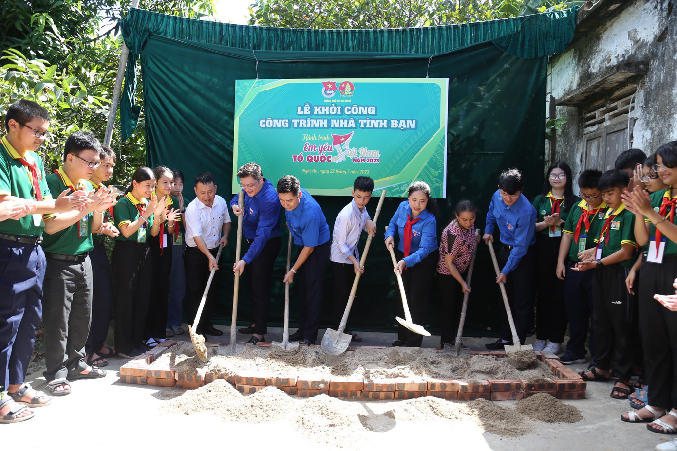 Gia đình em Đạt là một trong những gia đình thuộc hộ nghèo của thành phố Vinh. Mẹ em không có công việc ổn định,1 mình nuôi con và mẹ già. 3 mẹ con, bà cháu sống trong ngôi nhà cũ đã bị hư hỏng, dột nát, nguy cơ sụp đổ bất cứ lúc nào. Để kịp thời động viên, sẻ chia những khó khăn cùng em và gia đình, Thành Đoàn, Hội đồng Đội TP HCM đã hỗ trợ 50 triệu đồng để xây dựng nhà cho em Đạt. Trong ảnh, lễ khởi công xây dựng “Ngôi nhà tình bạn”.