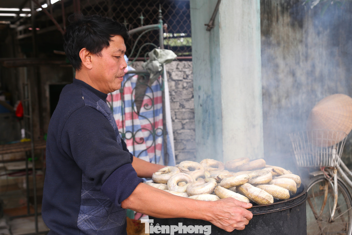 Để tạo vị thơm ngọt và màu vàng bắt mắt cho cá thửng, bí quyết của người dân làng chài Nghi Thủy là xông bằng bã (vỏ) mía trong thùng phuy đậy kín nắp. “Cá được xông khói bã mía nên sẽ thơm và ngọt nhờ lớp mật mía còn sót lại trong bã, lớp vỏ cật của mía thấm vào từng con cá. Sau khi xông cá sẽ ngả màu vàng ươm rất ngon mắt. Một mẻ cá được xông trong khoảng 10 phút. Quá trình xông cá phải chú ý nhiệt độ, không được để quá nóng, lớp vảy sẽ bị xém đen, nhìn mất thẩm mỹ. Khi sờ tay vào thấy cá khô, không còn dính tay nữa thì nhấc cá ra khỏi bếp than”, ông Đinh Văn Sửu (SN 1973, trú phường Nghi Thủy) chia sẻ.