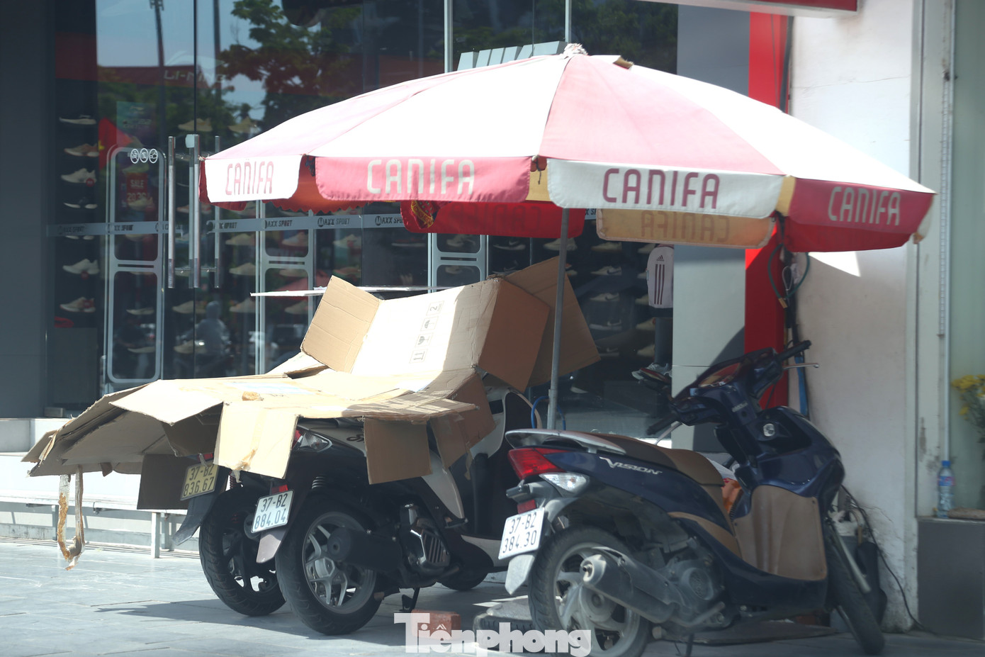 Chăn bông, bìa cát tông,… được tận dụng để chống nắng cho ô tô, xe máy.