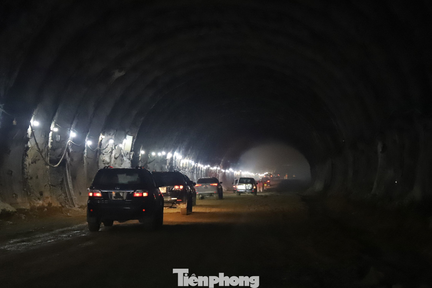 Sau 15 tháng thi công, vượt qua nhiều khó khăn, hầm Thần Vũ chính thức được thông vào chiều ngày 14/10. Sau lễ thông hầm, ôtô đã chạy thông từ phía Nam hầm ở huyện Nghi Lộc ra phía Bắc hầm ở huyện Diễn Châu.