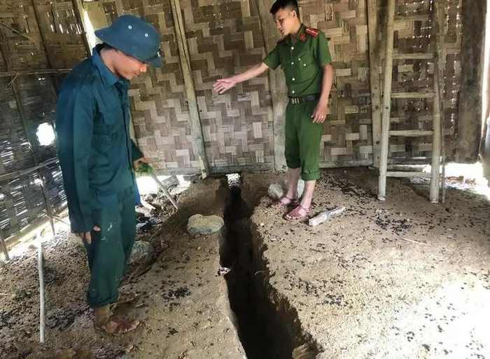 Vết nứt lớn nằm ngay trong nhà người dân