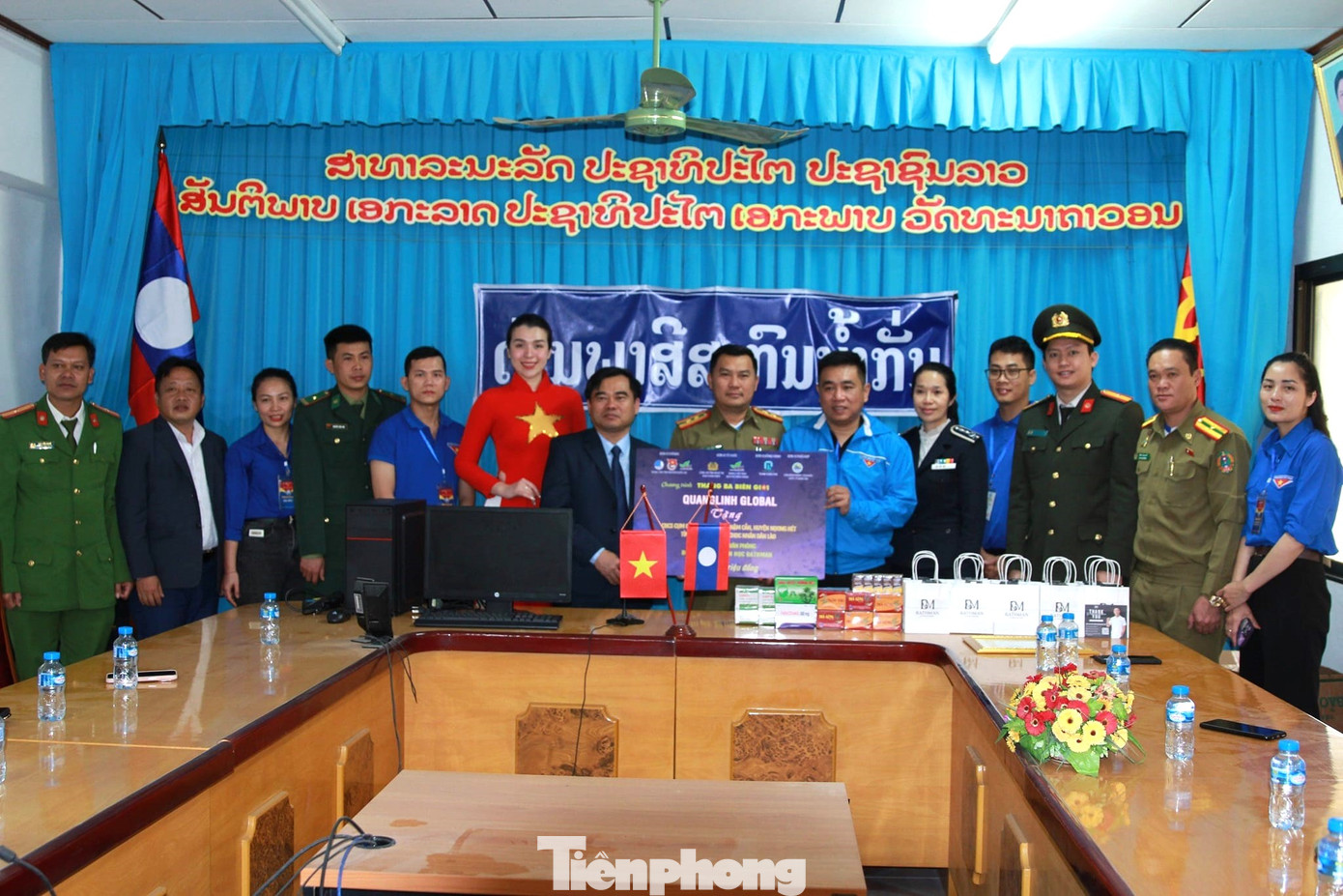 Trao tặng 1 bộ máy tính văn phòng cho Cụm cửa khẩu quốc tế Nậm Cắn, huyện Nọong Hét, tỉnh Xiêng Khoảng, Nước CHDCND Lào. Trao tặng 1 bộ máy tính văn phòng cho Cụm cửa khẩu quốc tế Nậm Cắn, huyện Nọong Hét, tỉnh Xiêng Khoảng, Nước CHDCND Lào.