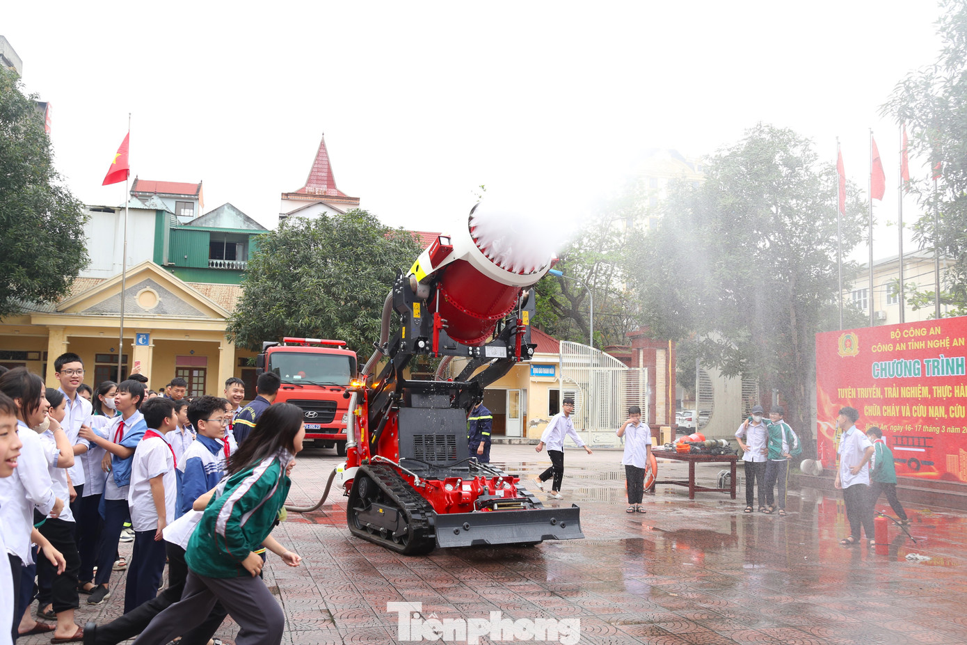 Đặc biệt, tại chương trình, lần đầu tiên người dân được xem robot chữa cháy vận hành khả năng dập lửa. Robot chữa cháy TAF35 là thiết bị hiện đại, còn gọi là “siêu” robot chữa cháy được Bộ Công an trang cấp cho Công an tỉnh Nghệ An đầu năm 2024.