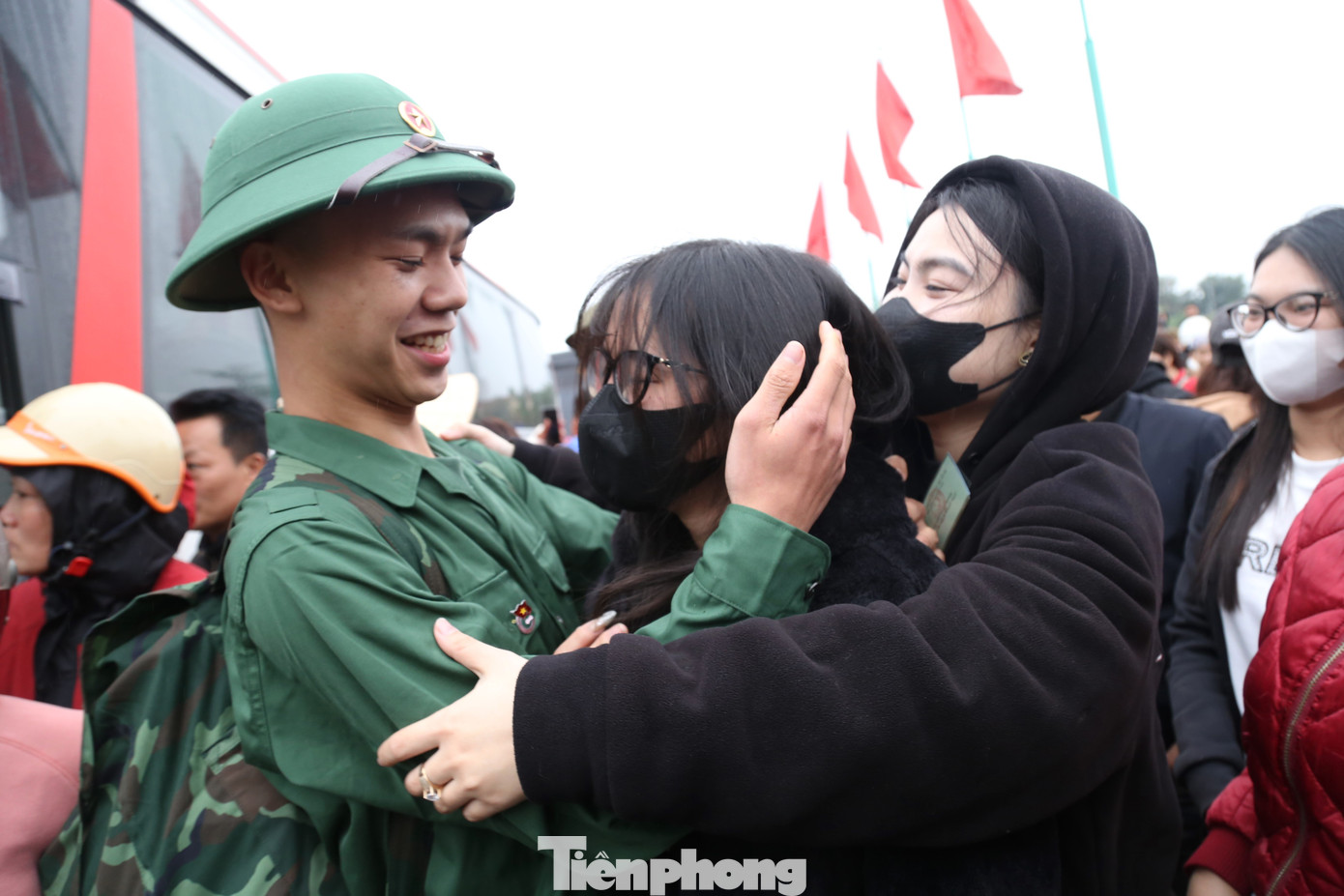 Những chiếc ôm vội vã, những giọt nước mắt lưu luyến tiễn tân binh lên đường nhập ngũ, thực hiện nghĩa vụ công dân đối với Tổ quốc. Những chiếc ôm vội vã, những giọt nước mắt lưu luyến tiễn tân binh lên đường nhập ngũ, thực hiện nghĩa vụ công dân đối với Tổ quốc.