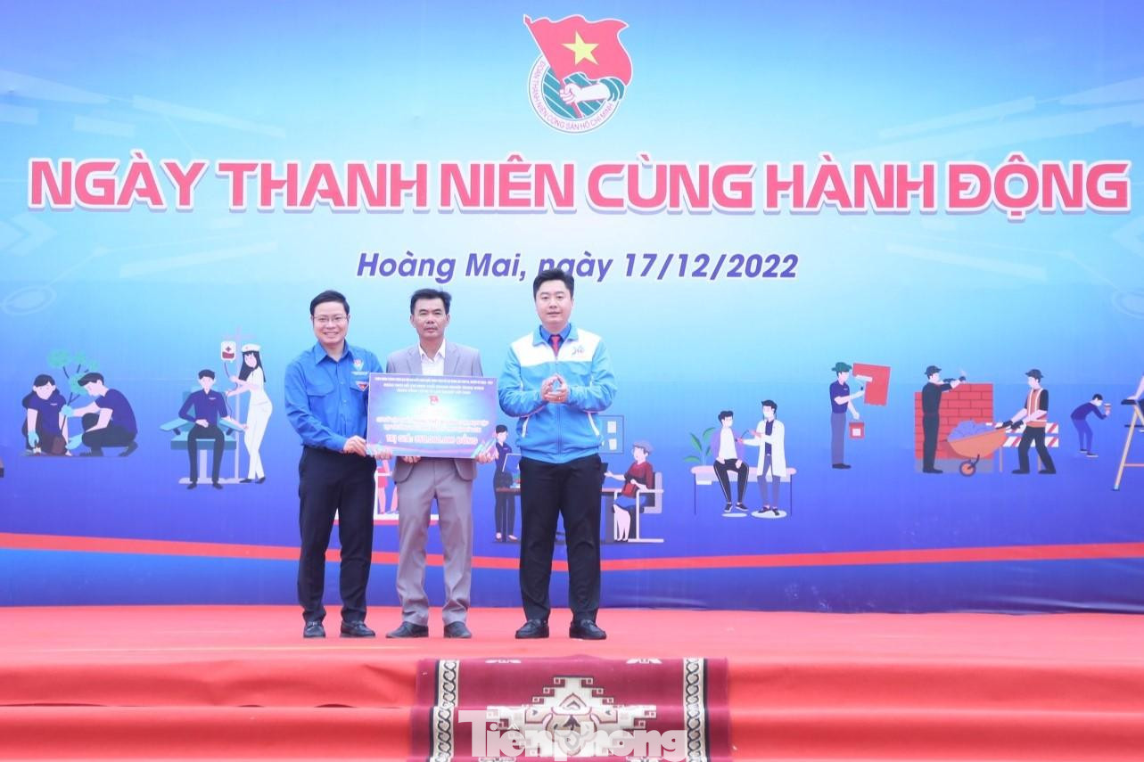 Đoàn khối Doanh nghiệp T.Ư và Tổng công ty Lâm nghiệp Việt Nam hỗ trợ xây dựng nhà ở, tặng dụng cụ phục vụ giảng dạy và học tập cho học sinh và giáo viên trường Tiểu học Bắc Lý 2, huyện Kỳ Sơn, Nghệ An với tổng giá trị 350 triệu đồng. Đoàn khối Doanh nghiệp T.Ư và Tổng công ty Lâm nghiệp Việt Nam hỗ trợ xây dựng nhà ở, tặng dụng cụ phục vụ giảng dạy và học tập cho học sinh và giáo viên trường Tiểu học Bắc Lý 2, huyện Kỳ Sơn, Nghệ An với tổng giá trị 350 triệu đồng.