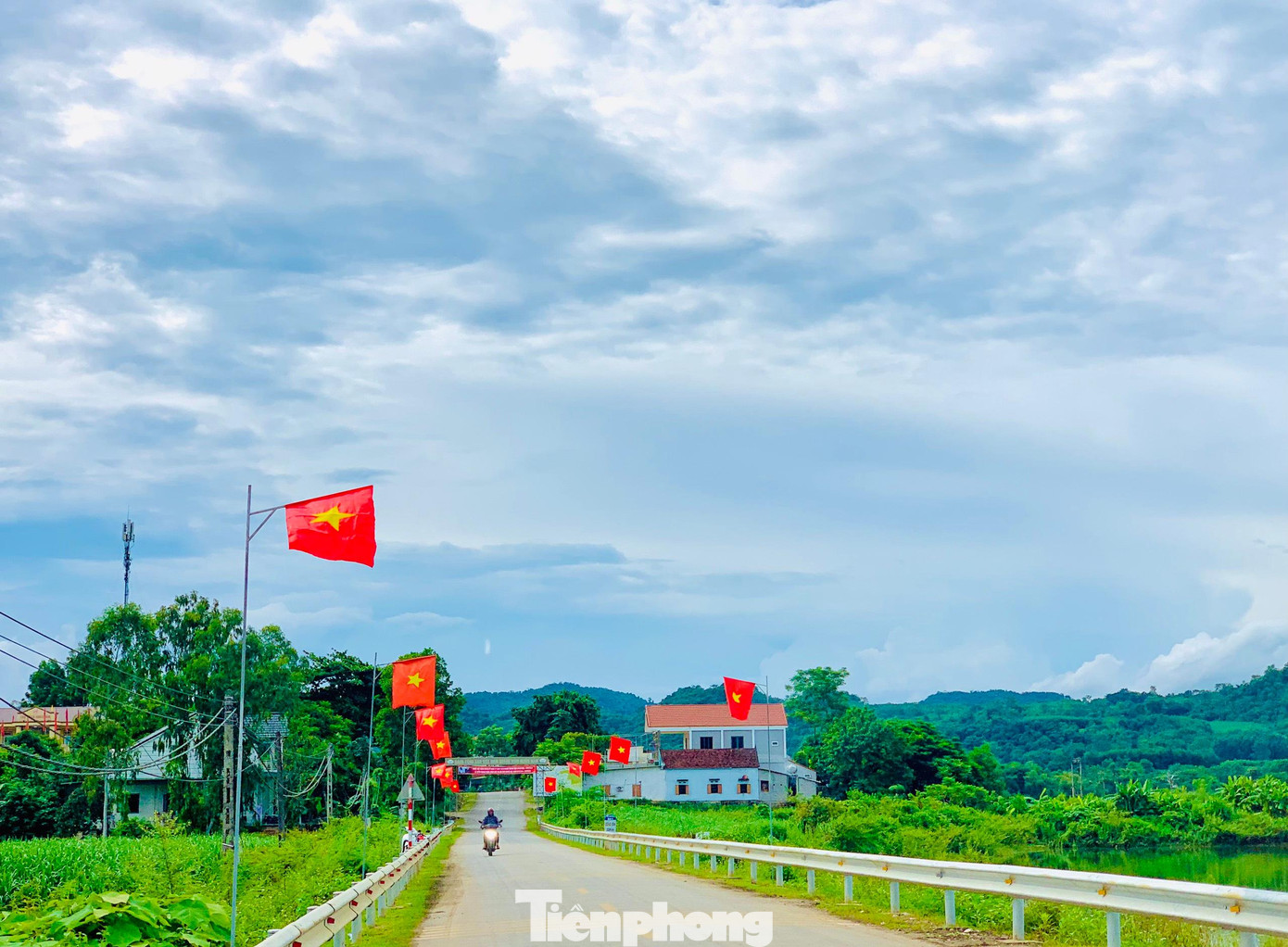 Những lá cờ đỏ thắm tung bay thể hiện tinh thần chào mừng ngày Quốc khánh 2/9 và làm đẹp thêm những con đường quê xứ Nghệ.