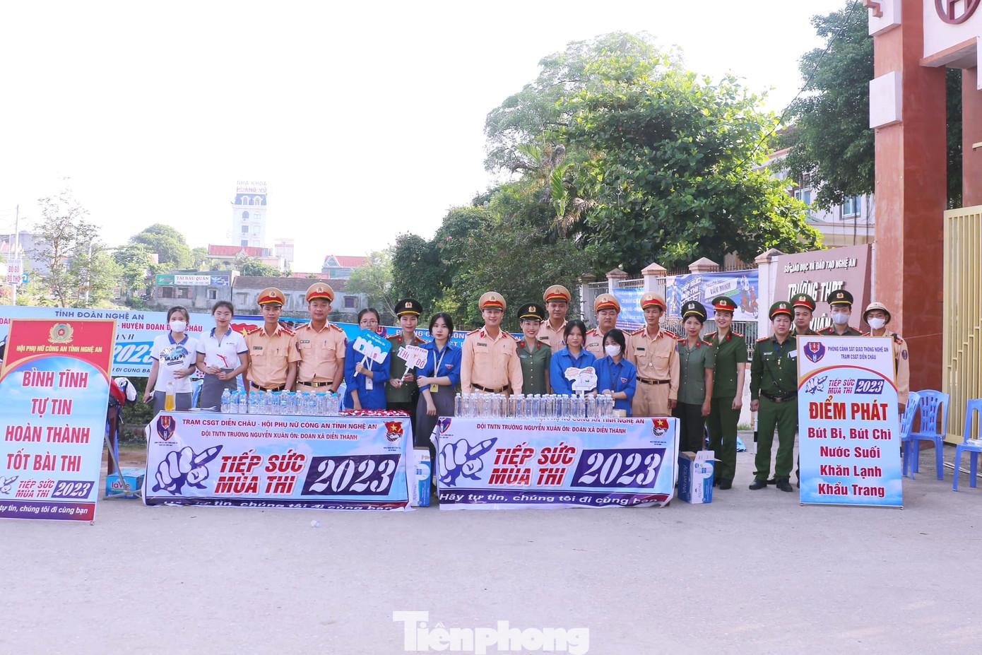 Trong hai ngày 28 và 29/6, gần 37.000 thí sinh trên địa bàn tỉnh Nghệ An đã bước vào Kỳ thi tốt nghiệp THPT Quốc gia năm 2023. Tại 70 điểm thi tốt nghiệp THPT trên địa bàn tỉnh Nghệ An, lực lượng Công an tỉnh Nghệ An đã triển khai lực lượng từ rất sớm, tổ chức tuần tra, kiểm soát an ninh trật tự trước và trong thời gian các thí sinh dự thi. Đặc biệt hỗ trợ bảo đảm tuyệt đối việc bảo quản, in sao, vận chuyển, giao nhận đề thi, các hội đồng coi thi, công tác chấm thi.