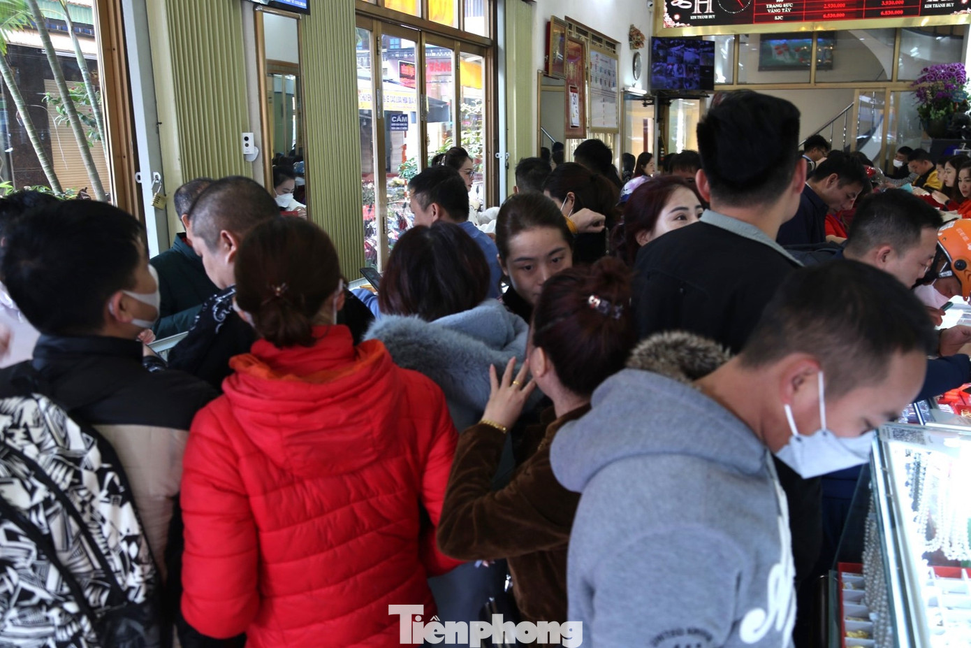 Chen chân mua vàng trong ngày vía Thần tài Chen chân mua vàng trong ngày vía Thần tài