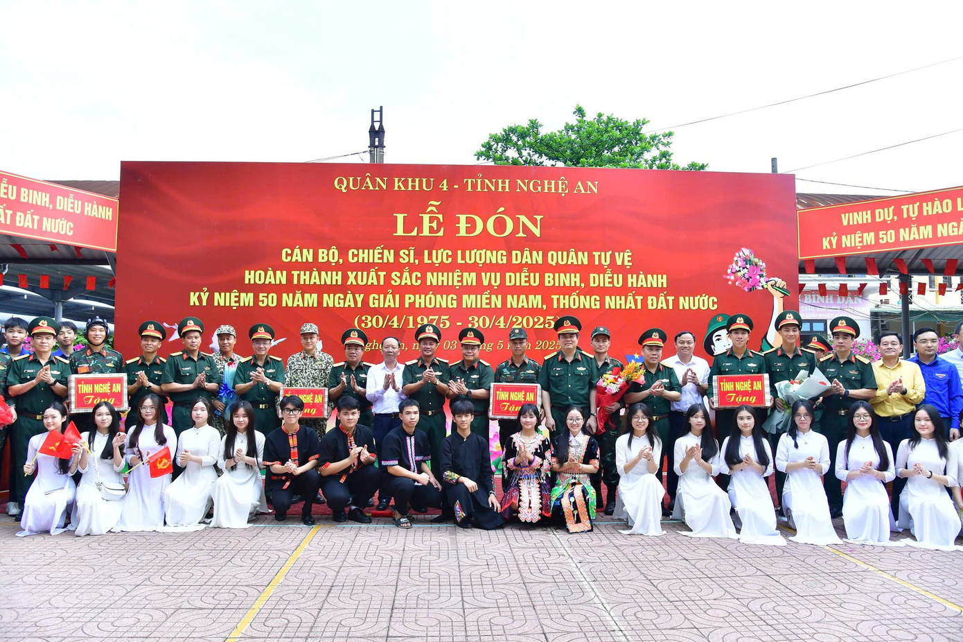 Lễ đón diễn ra trang trọng, chu đáo, nghĩa tình, thể hiện sự yêu thương, trân quý đối với các lực lượng vũ trang tham gia Lễ kỷ niệm 50 năm Ngày Giải phóng miền Nam, thống nhất đất nước.