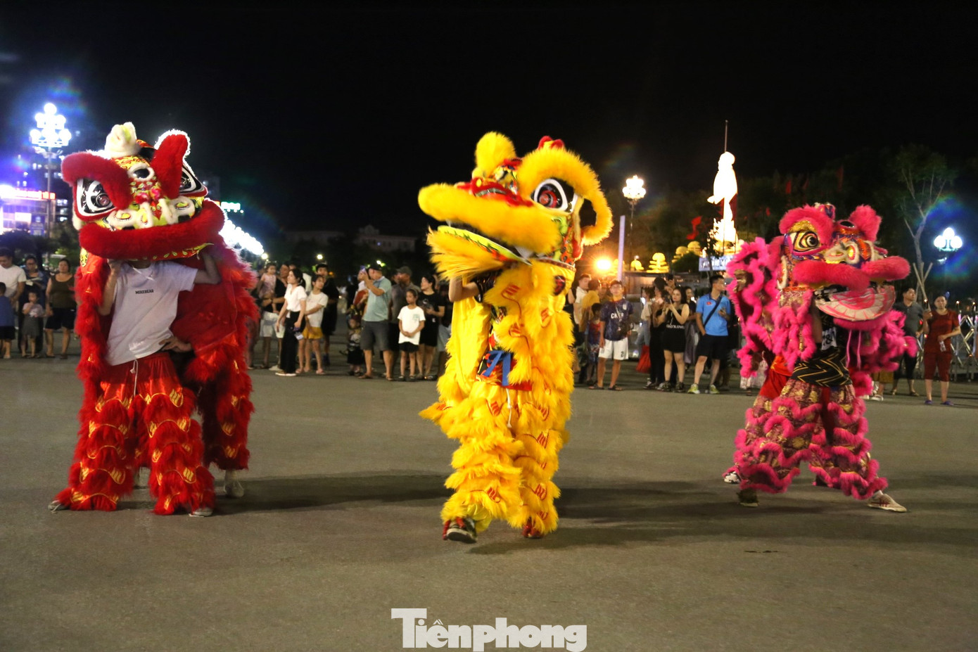 Đội múa lân sư rồng trình diễn tại lễ hội đường phố.