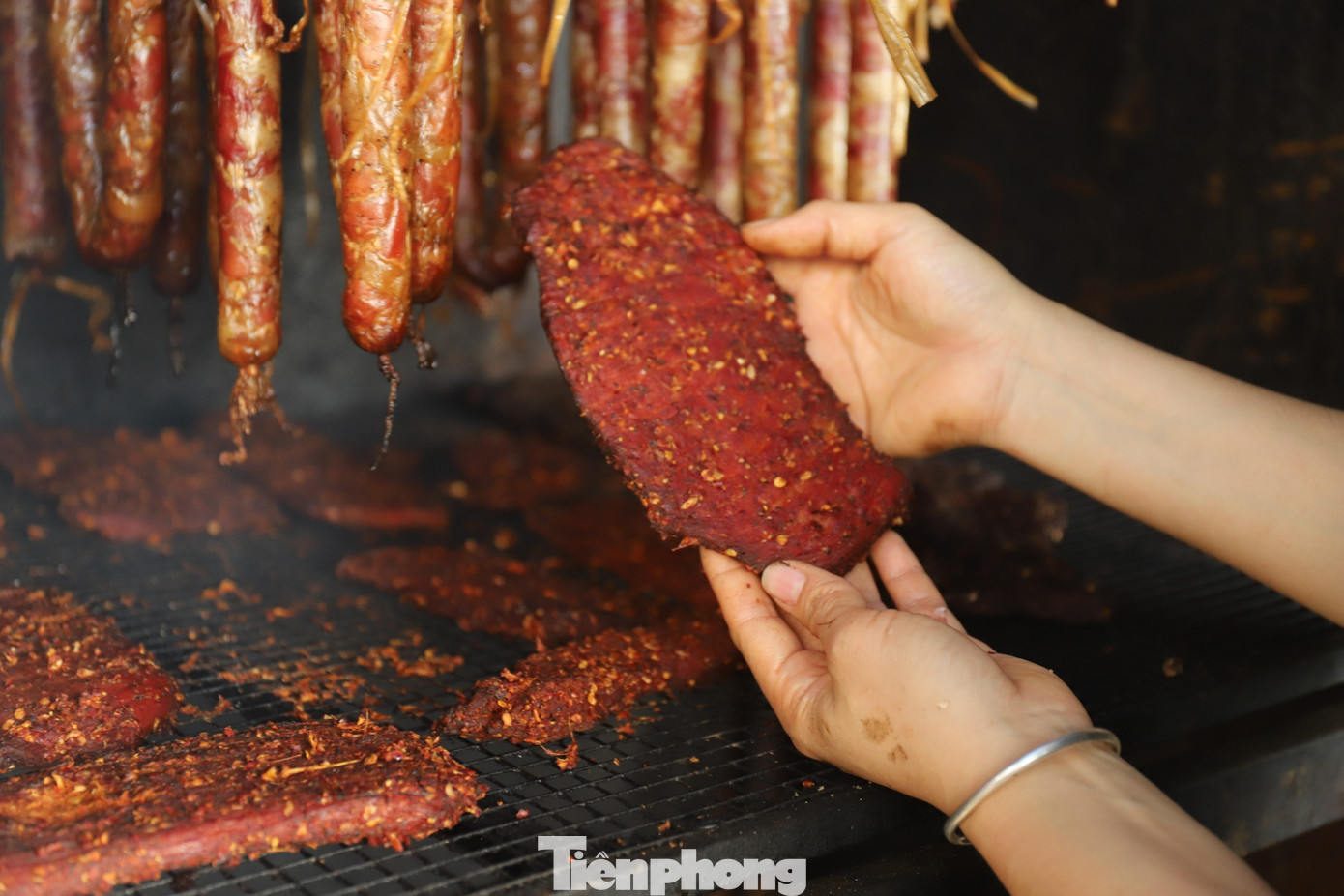 Một mẻ thịt gác bếp thành công là khi bẻ miếng thịt ra, từng thớ thịt vẫn hồng tươi, thịt ngon, ngọt.