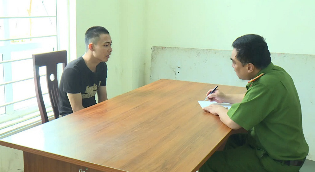 Công an làm việc với Lê Văn Hà Công an làm việc với Lê Văn Hà