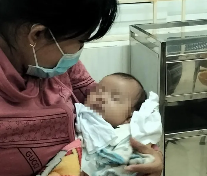 Cháu bé bị bỏ rơi được người dân phát hiện