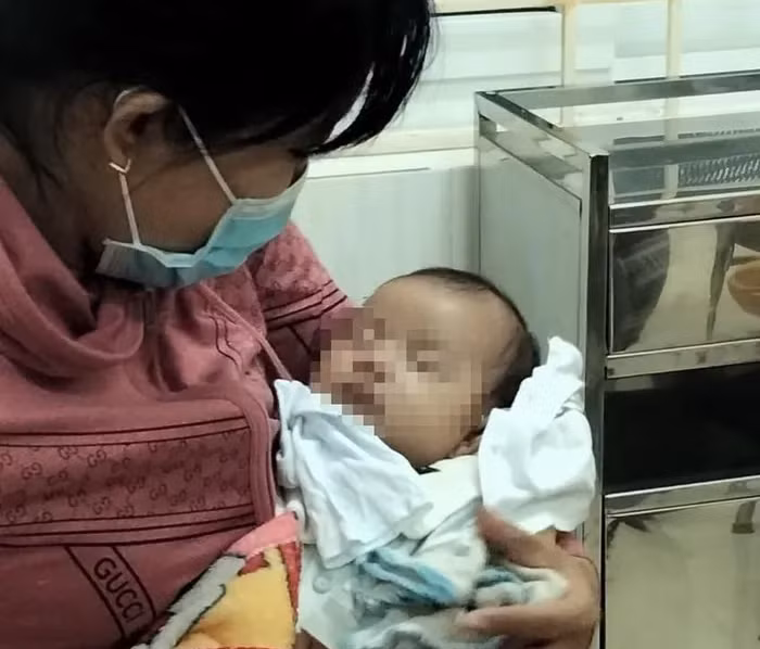 Cháu bé bị bỏ rơi được người dân phát hiện Cháu bé bị bỏ rơi được người dân phát hiện