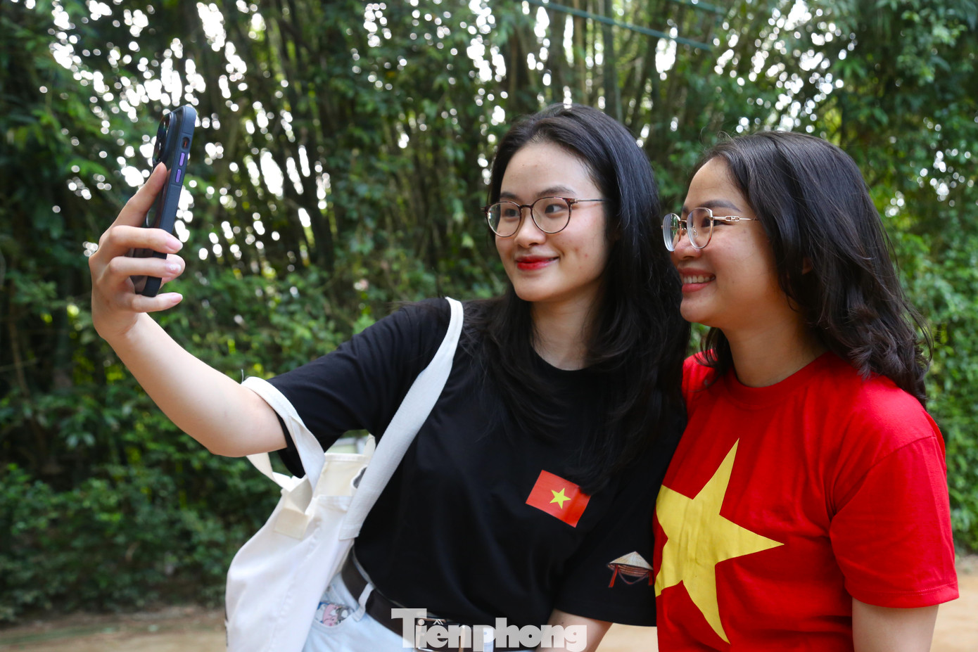 Du khách lưu giữ khoảnh khắc đẹp khi về thăm quê Bác.