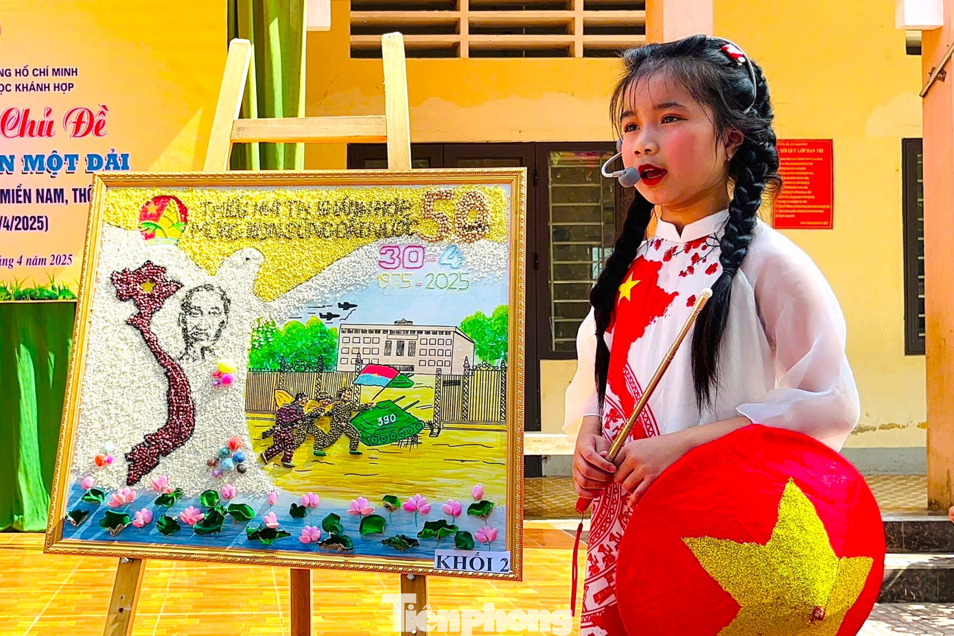 Em Nguyễn Trần Gia Linh (khối lớp 2) thuyết trình về bức tranh được "vẽ" bằng các loại hạt.