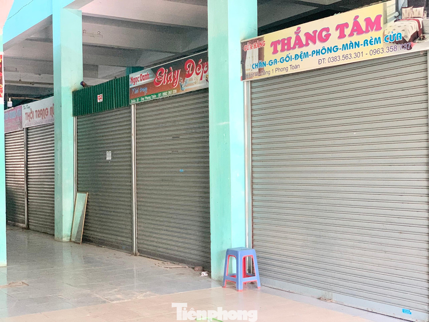 Các ki ốt ở chợ Phong Toàn còn đóng kín cửa dù đã được phép hoạt động