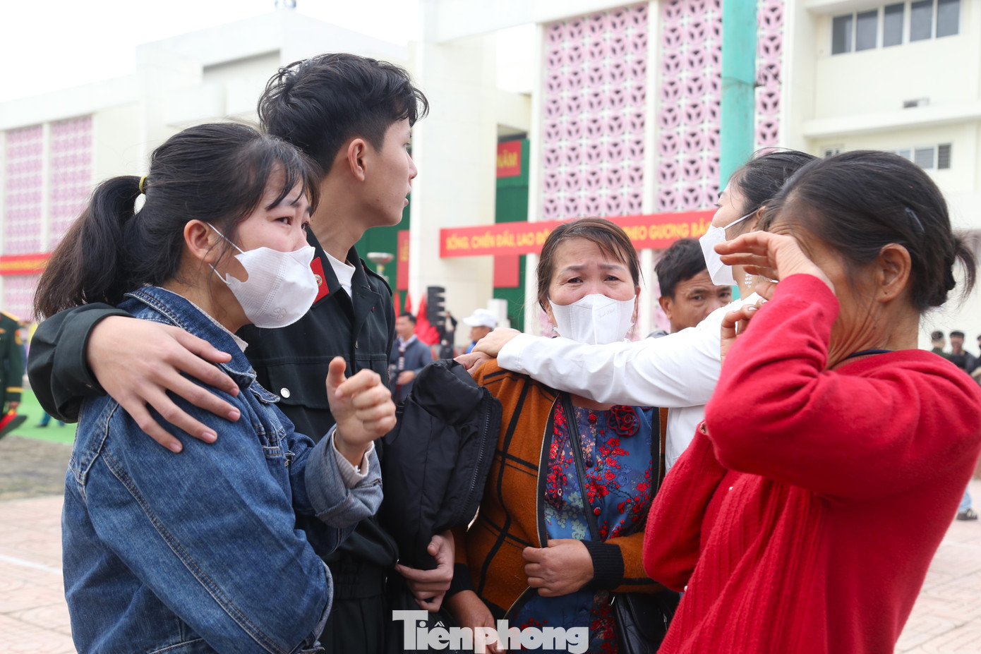 “Cháu đi bộ đội gia đình thấy vinh dự lắm. Mong con chân cứng đá mềm, hoàn thành tốt nhiệm vụ”, chị Nguyễn Thị Quế (56 tuổi, trú phường Nghi Thu, TP Vinh, đứng giữa), mẹ chiến sĩ Hoàng Ngọc Đức tâm sự.