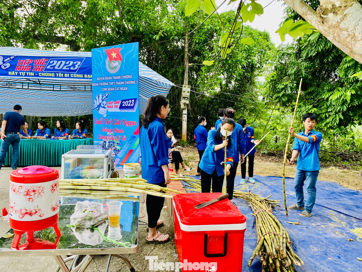 Đoàn viên thanh niên xay nước mía tiếp sức cho các sĩ tử