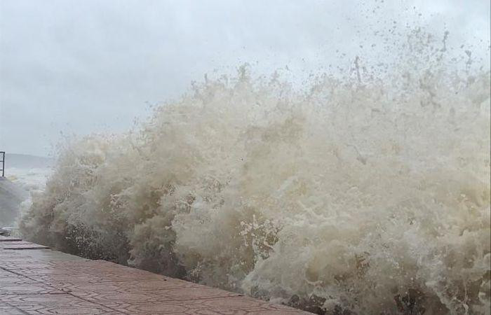 Sóng biển đánh mạnh vào bờ Sóng biển đánh mạnh vào bờ