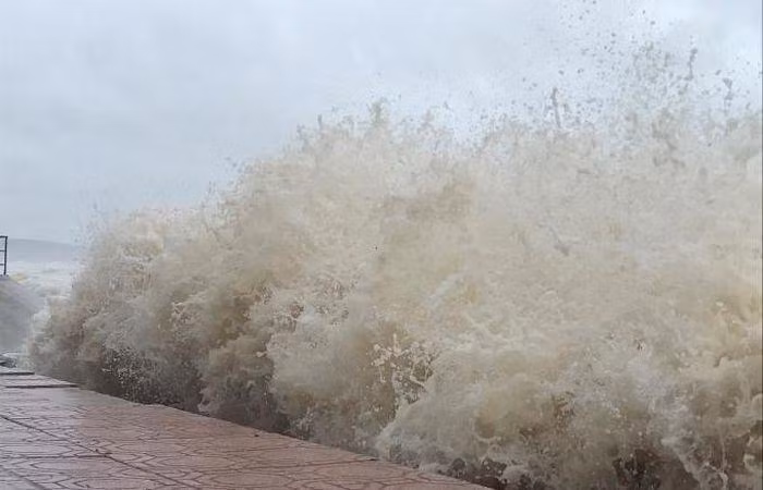 Sóng biển đánh mạnh vào bờ