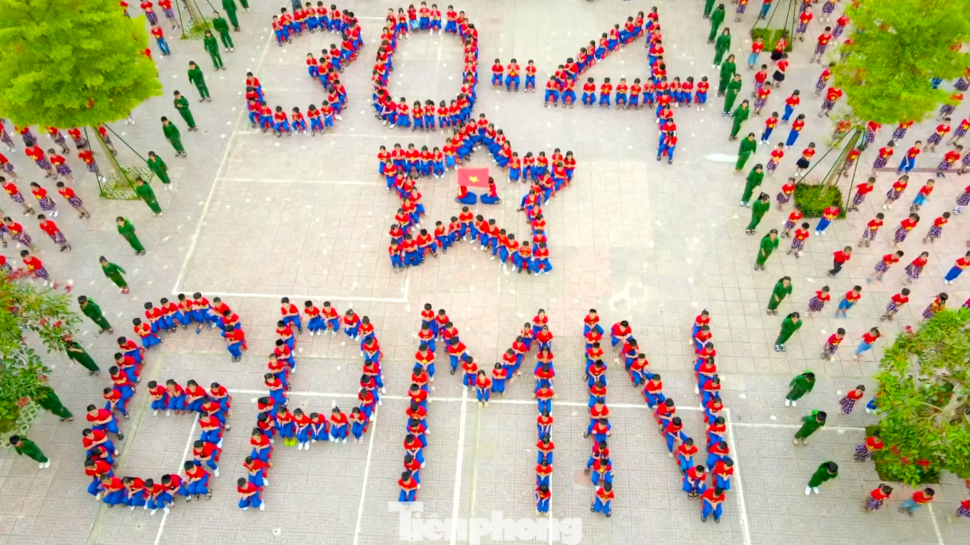 Cô Hồ Thị Lan - Tổng phụ trách đội trường Tiểu học Quỳnh Thạch cho hay: “Hòa chung khí thế náo nức của toàn dân tộc hướng về ngày đại lễ của đất nước, Liên đội trường Tiểu học Quỳnh Thạch tổ chức hoạt động kỷ niệm 50 năm giải phóng miền Nam, thống nhất đất nước để khơi dậy niềm tự hào lịch sử truyền thống cha ông, từ đó giáo dục các em nỗ lực phấn đấu học tập để tiếp bước cha ông dựng xây đất nước”.