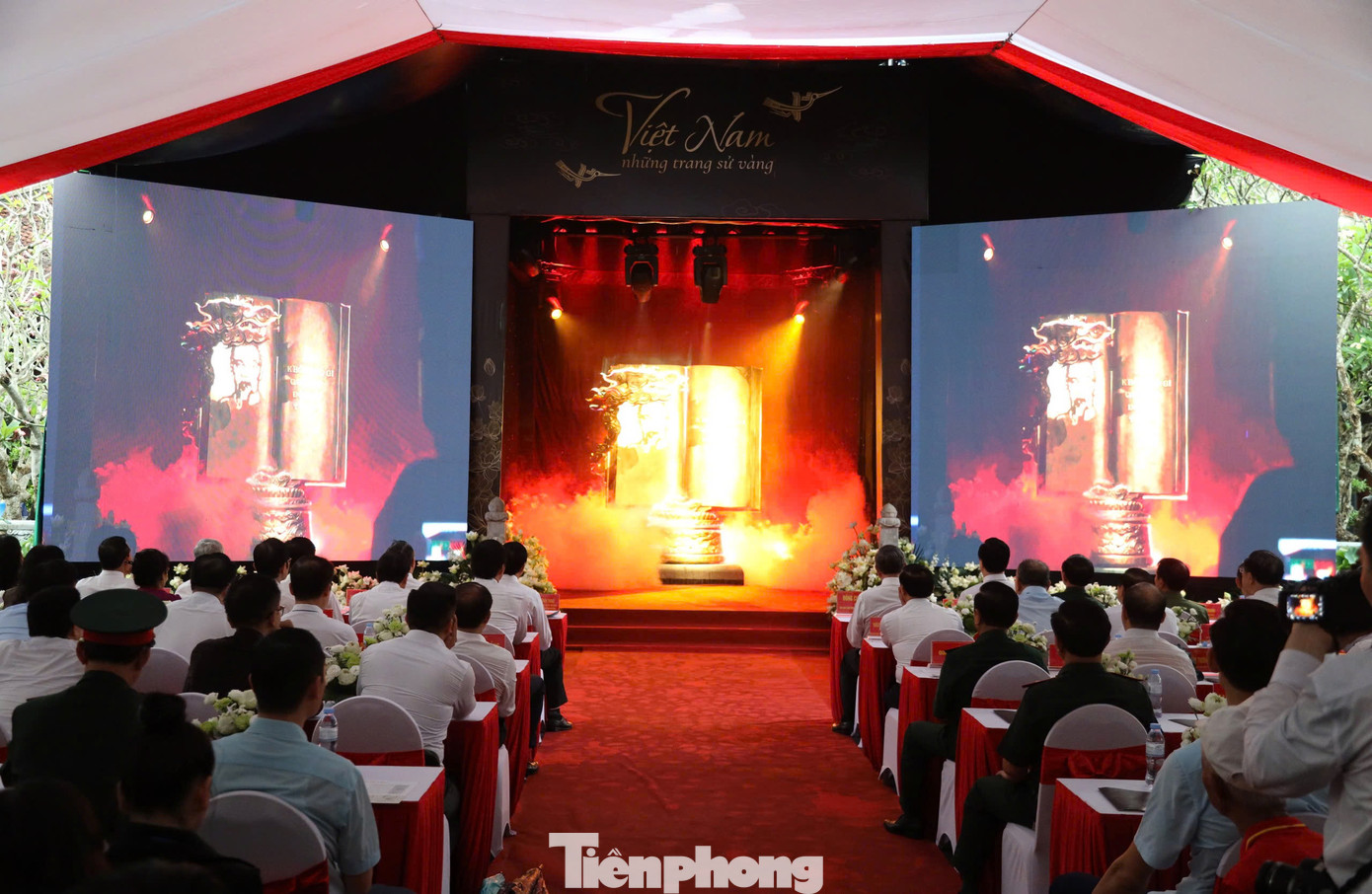 Lễ trao tặng tác phẩm điêu khắc ánh sáng “Việt Nam - những trang sử vàng”.