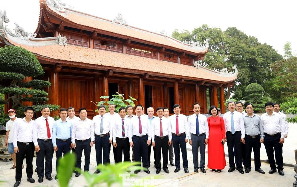 Các đại biểu cùng Ban quản lý Khu Di tích quốc gia đặc biệt Kim Liên chụp ảnh lưu niệm. Các đại biểu cùng Ban quản lý Khu Di tích quốc gia đặc biệt Kim Liên chụp ảnh lưu niệm.