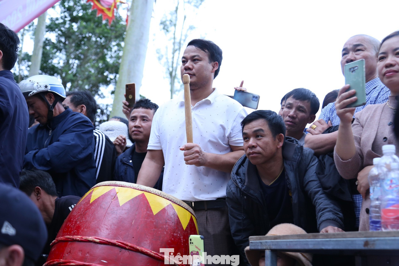 Người đánh trống giục liên hồi theo nhịp độ quyết liệt của trận đấu.