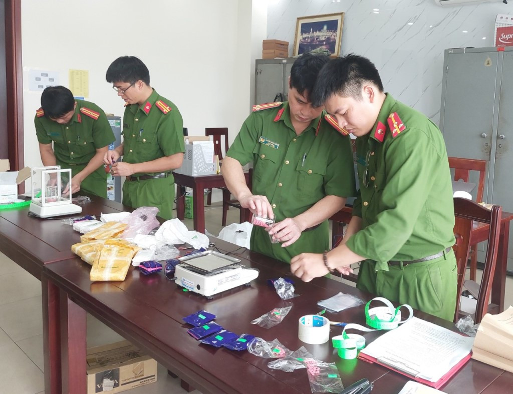 Lực lượng chức năng tiến hành giám định tang vật