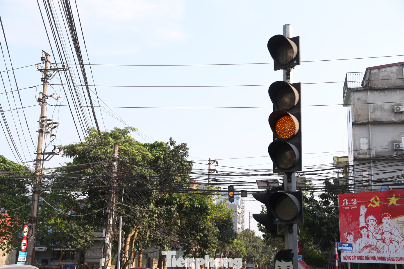 Nhiều người chia sẻ lo lắng bị phạt nguội khi đèn tín hiệu không hoạt động hoặc hoạt động chập chờn. Theo Nghị định 168, mức phạt vi phạm an toàn giao thông tăng cao, như: Vượt đèn đỏ, đèn vàng sẽ bị phạt tiền từ 18 - 20 triệu đồng đối với ô tô (trước đây là từ 4 - 6 triệu đồng) và từ 4 - 6 triệu đồng đối với xe máy (trước đây là từ 800.000 - 1 triệu đồng)...